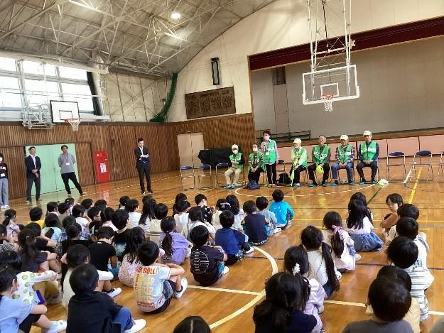守り隊の方の挨拶を聞く1年生