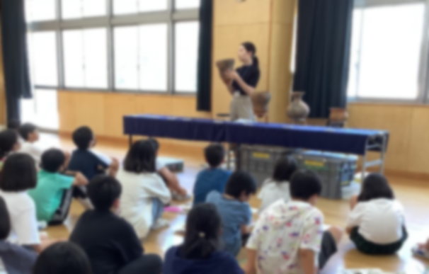 土器に関する解説を聞く様子
