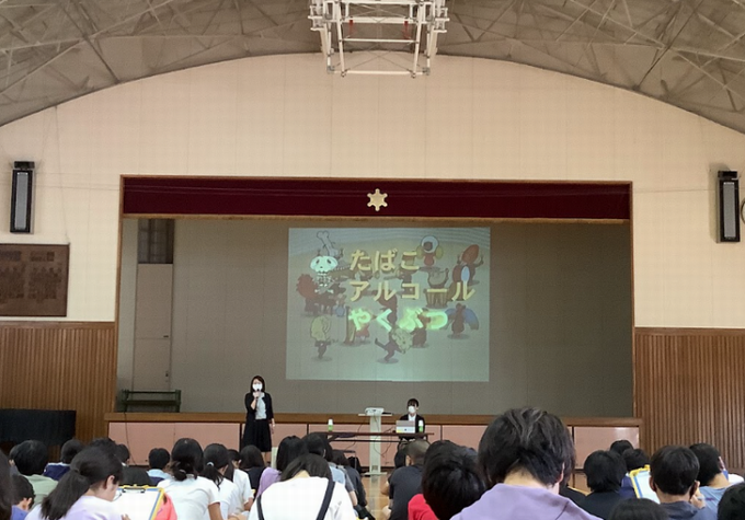 体育館にて動画を視聴する様子