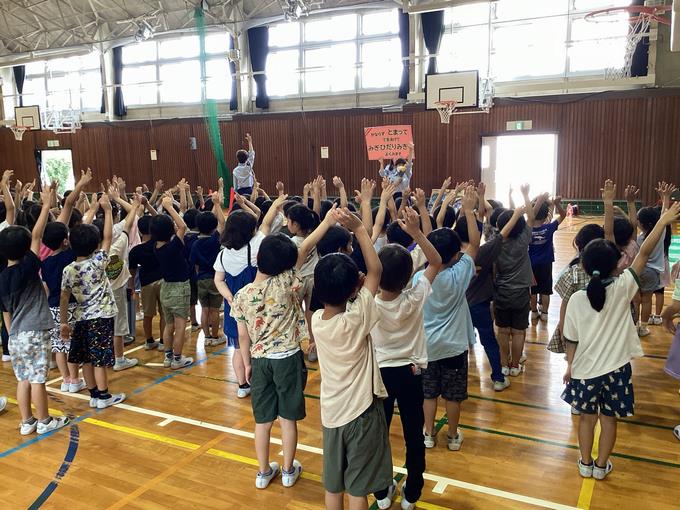 手をまっすぐ挙げる練習