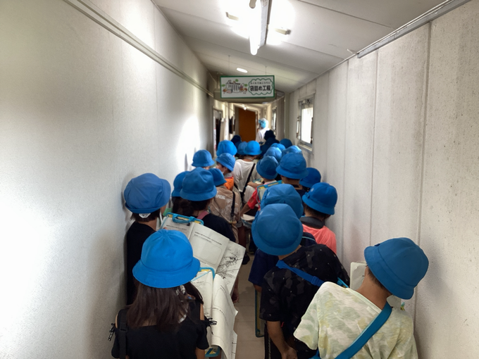 工場内での作業を見学しています。