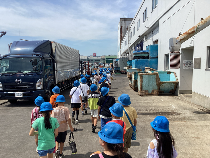 大きなトラックや入れ物がたくさんあります。