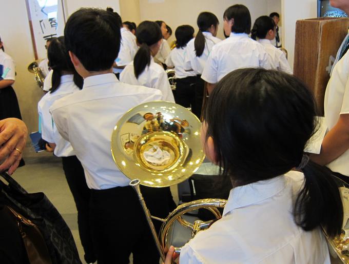 楽器を出して準備します。