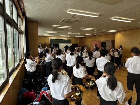 視聴覚室で音出し確認をします。