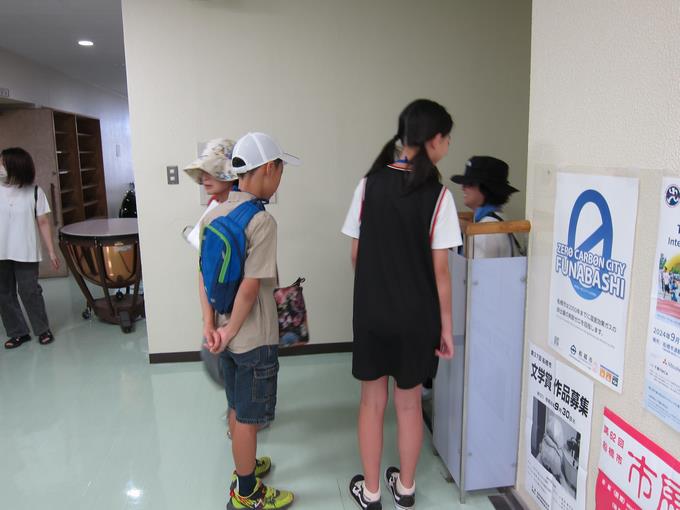 受付まで案内します。