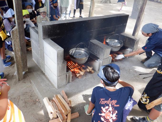 野外炊飯の様子
