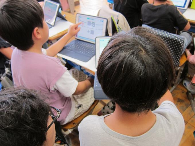4年生 タブレットを使って考えます。