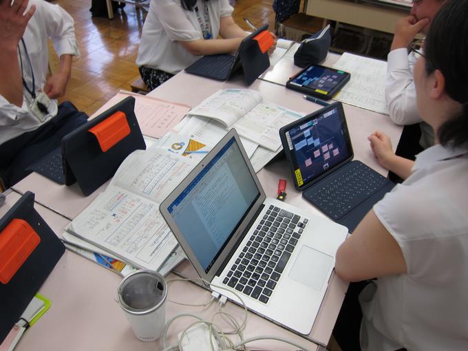 授業後の先生方の話し合いの様子