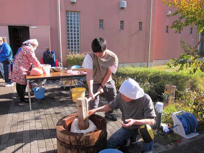 本校職員の餅つきの様子