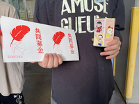 赤い羽根と募金箱