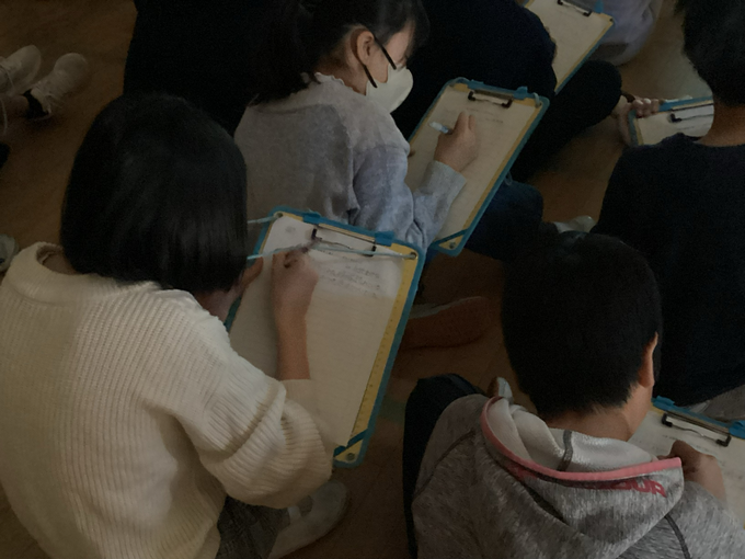 ➁真剣にメモしています