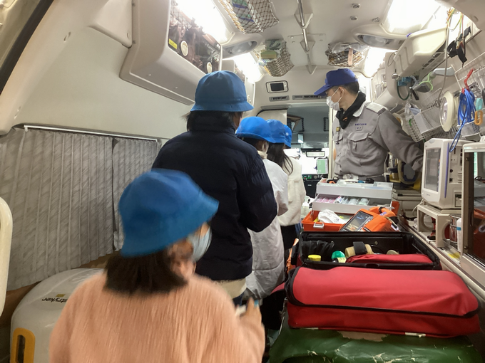 救急車の中も見学させてくださいました。