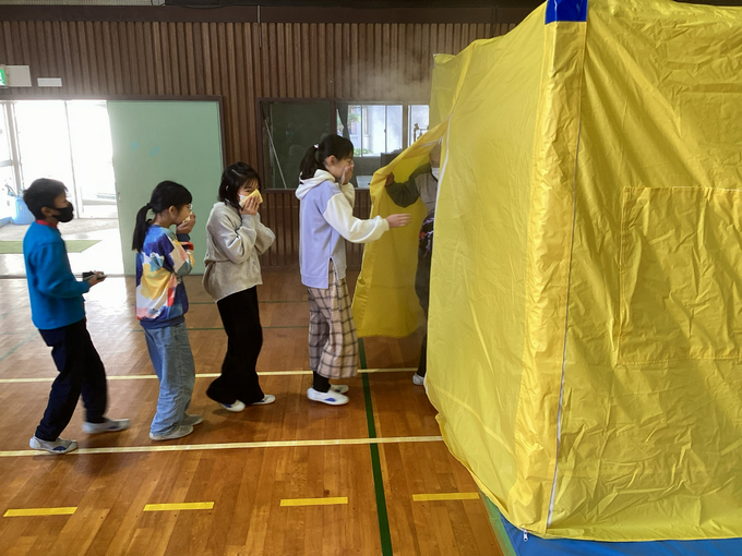 ハンカチで口を覆い煙の中へ(3組)