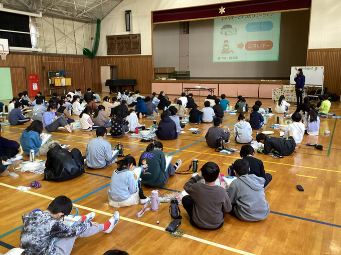 エネルギーについての説明を聞いています