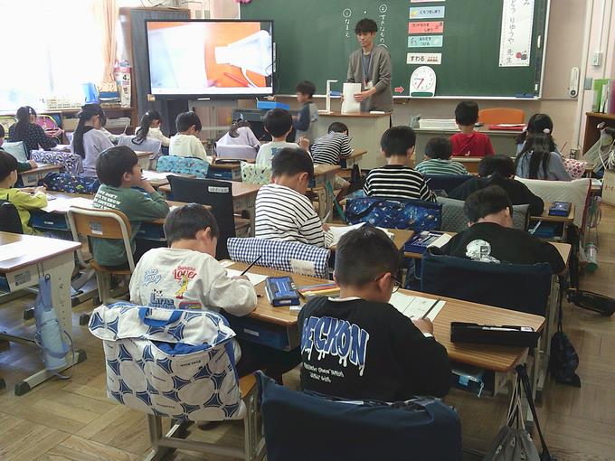 1年生　一文字一文字、名前を丁寧に書いています