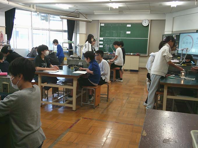6年生理科　理科室で実験をしています