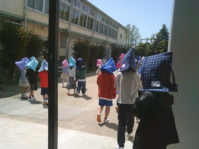 校庭への避難の様子
