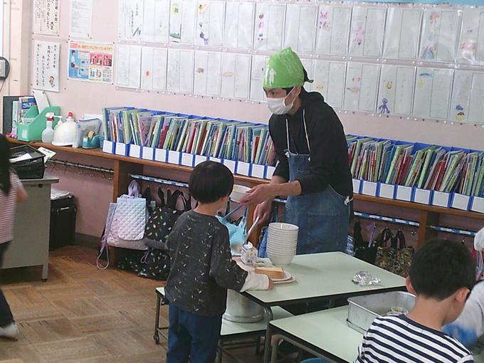 お皿をお盆に載せます