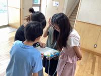 出発前に地図を確認しています。
