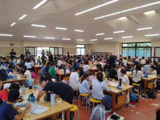 工作棟での昼食の様子