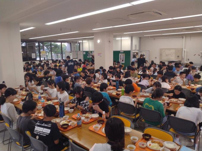 夕食の様子(2)