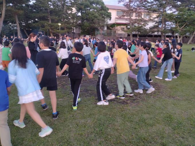 手を取り合ってダンス