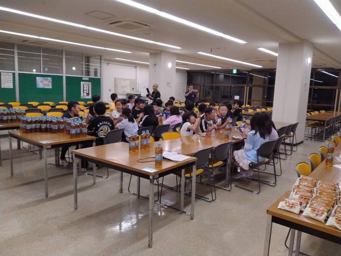夜食の様子(1)
