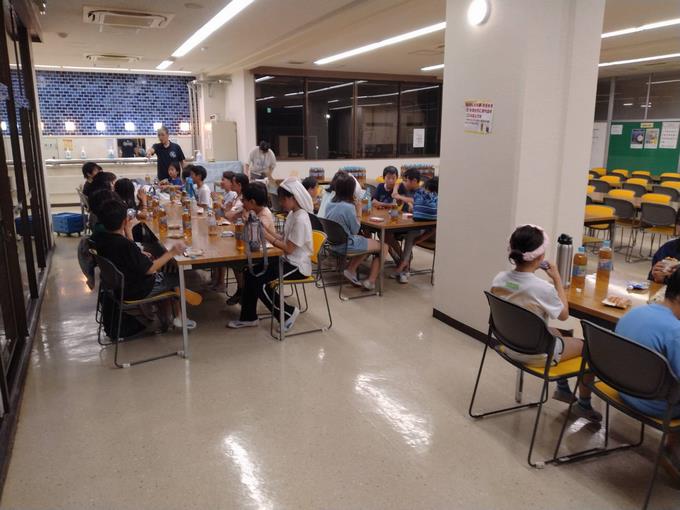 夜食の様子(2)