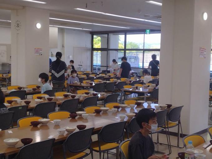 食事係の準備の様子
