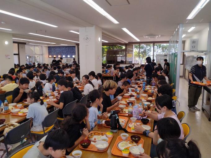 昼食の様子(1)