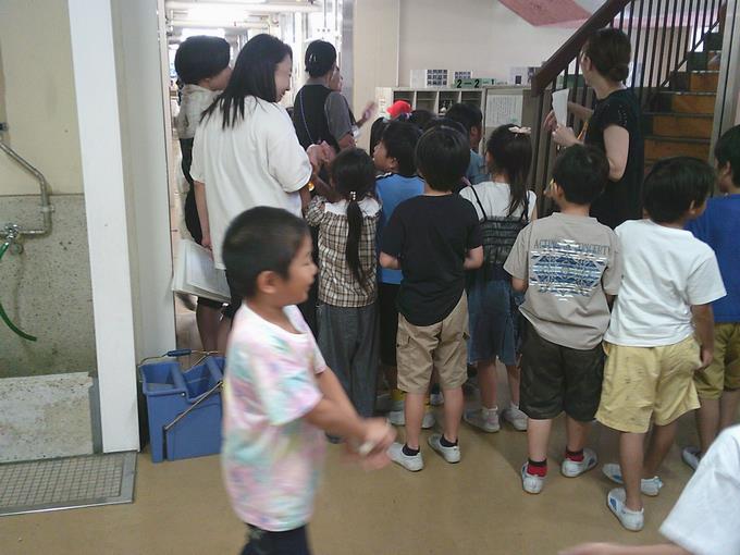 先生を取り囲む子供たち