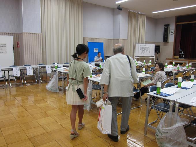 席まで案内します。