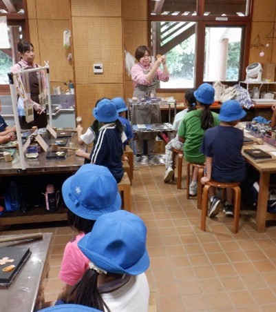 こども美術館で工作をしている様子