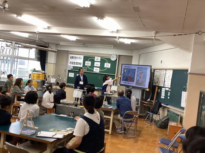 作品の共通点を伝えています。