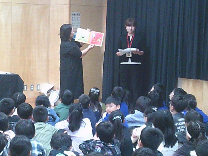 絵本の読み聞かせ