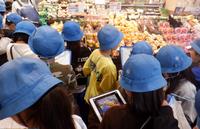 ヨークマートで説明を聞いている様子