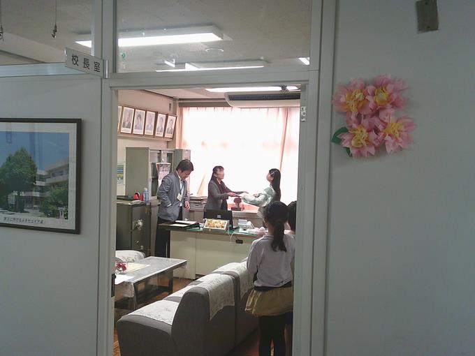 校長室の様子（表彰）