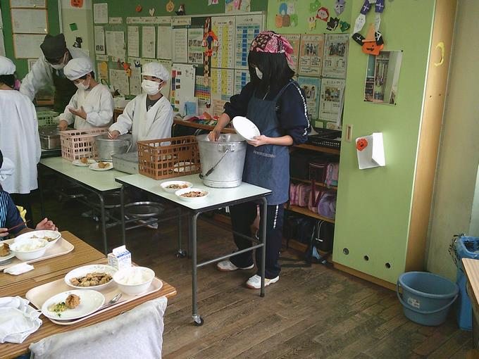 給食の配膳もしました