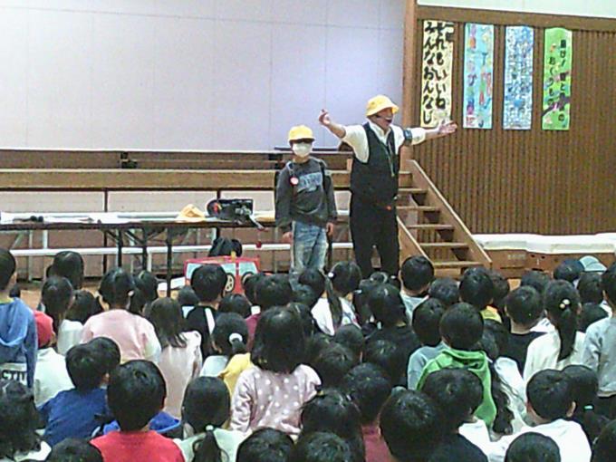 代表児童と一緒に身の守り方のご指導