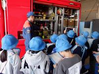 消防車の説明を聞いている様子