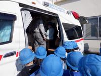 救急車の中を見学している様子