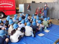 消防士さんに質問をしている様子