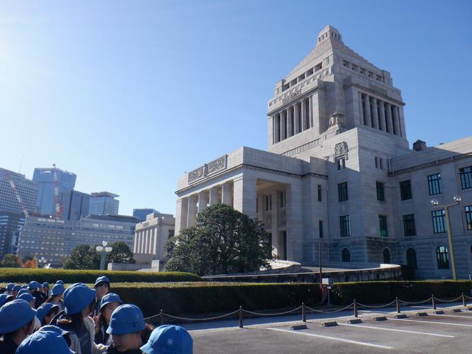 〈国会見学の様子〉
