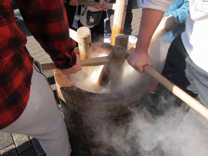 法典東小の先生方の餅つき