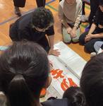 講師の先生に書き方を教わっている様子