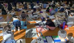 書き初め練習に取り組んでいる様子