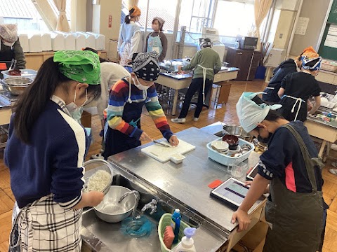 食材の準備をしています。