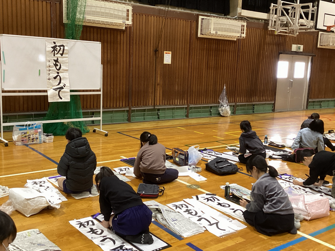 4年生は「初もうで」を書きます。