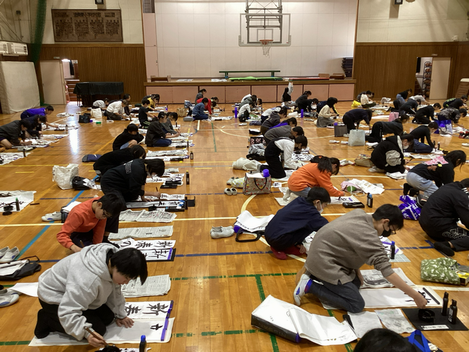 〈集中して書く様子(1)〉