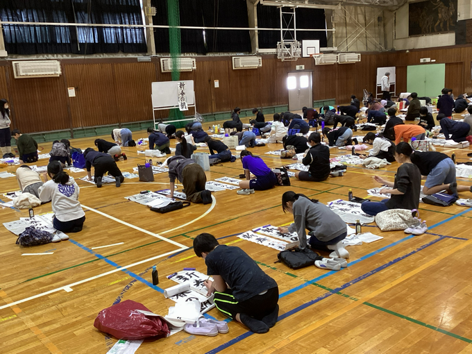 〈集中して書く様子②〉